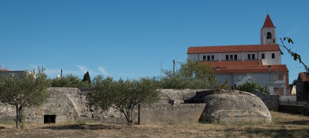 Prikaz najvećeg talijanskog bunkera na području Dračevca Zadarskog (fotografija: M. Buovac) Prikaz najvećeg talijanskog bunkera na području Dračevca Zadarskog (fotografija: M. Buovac)