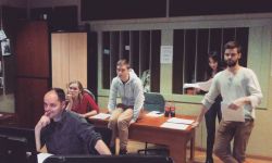 Studenti diplomskog studija glume i lutkarstva na snimanju radio drame u studiju HRT-a Studenti diplomskog studija glume i lutkarstva na snimanju radio drame u studiju HRT-a