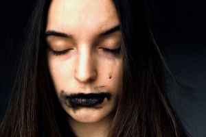 Hold still! In death she dreams Hold still! In death she dreams
